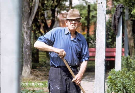 Alter-Mann--im-Garten