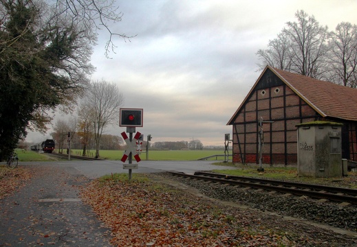 Dampflok_am_Bahnübergang_Bösenseller_Straße_Wenningweg
