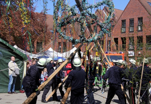 Aufstellen_des_Maibaums_durch_die_Freiwillige_Feuerwehr