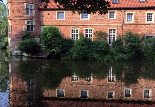 Haus_Vögeding_im_Wasserspiegel