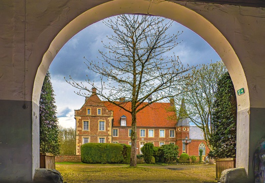 Burg Hülshoff  - Im Fokus des Torbogens